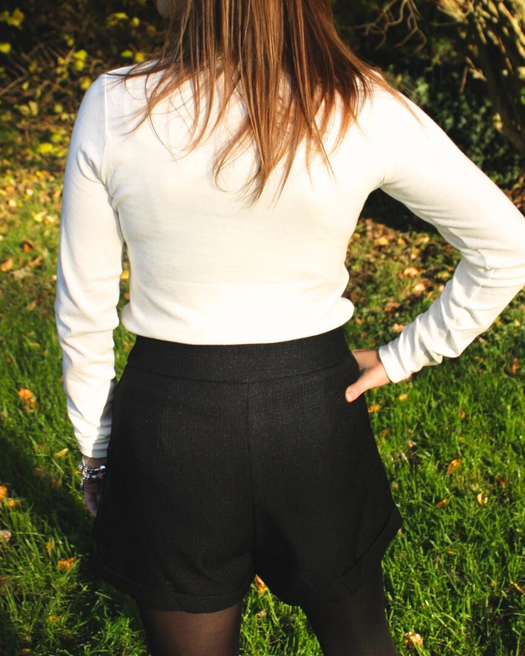 Short femme noir taille haute à revers, avec ceinture volantée et double bouton – Le P’tit Détail