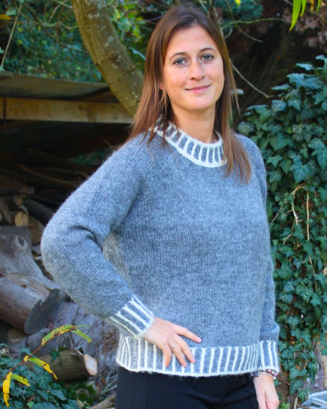 Pull femme bicolore gris et blanc en maille douce, col rond à rayures – Le P’tit Détail