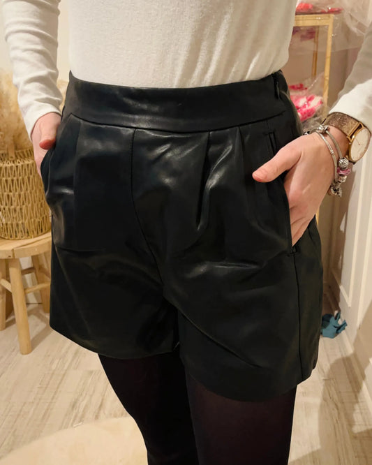 Short femme en simili cuir grainé noir, taille haute avec poches à rabats – Le P’tit Détail