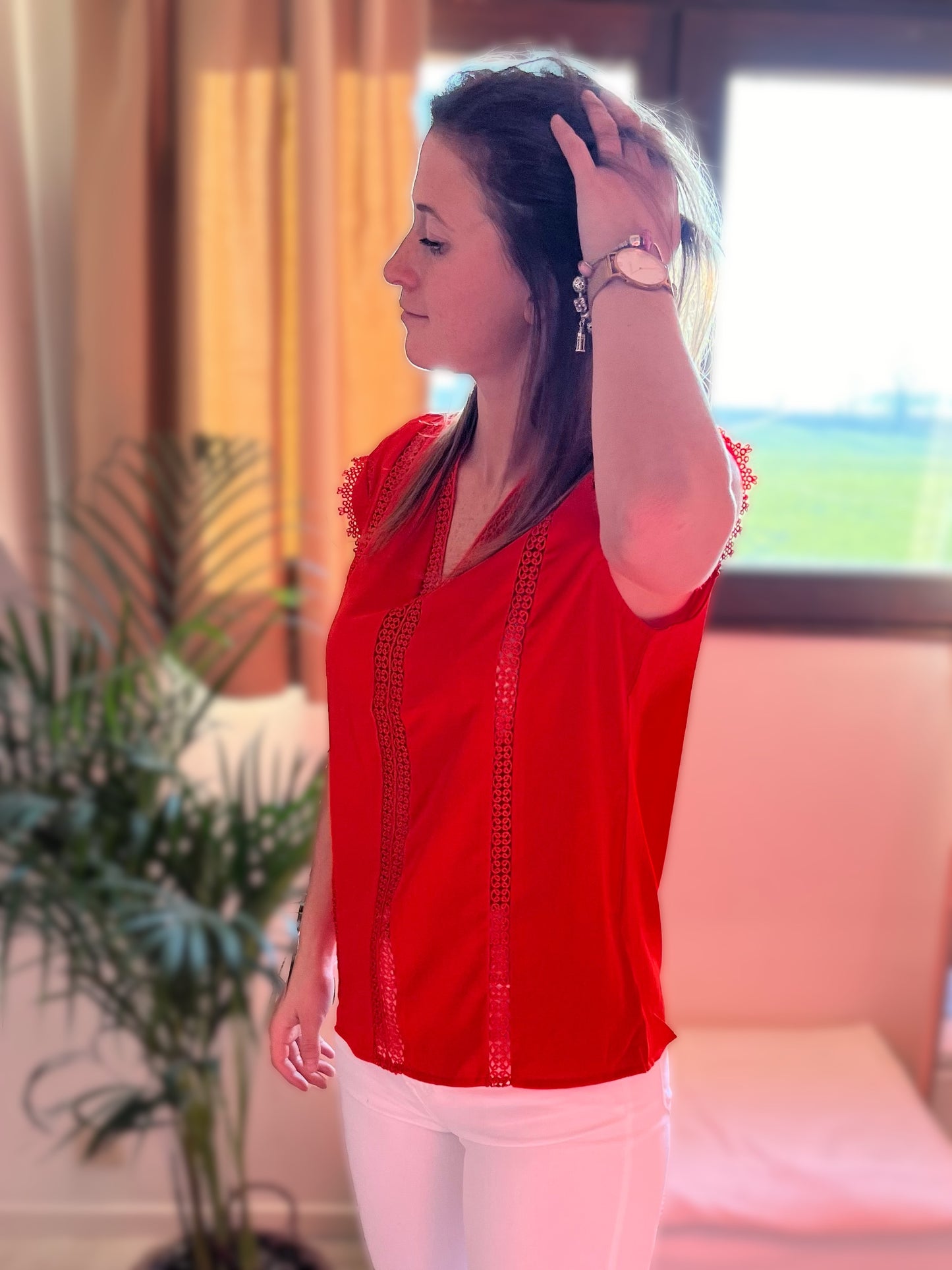 Blouse rouge fluide à dentelle