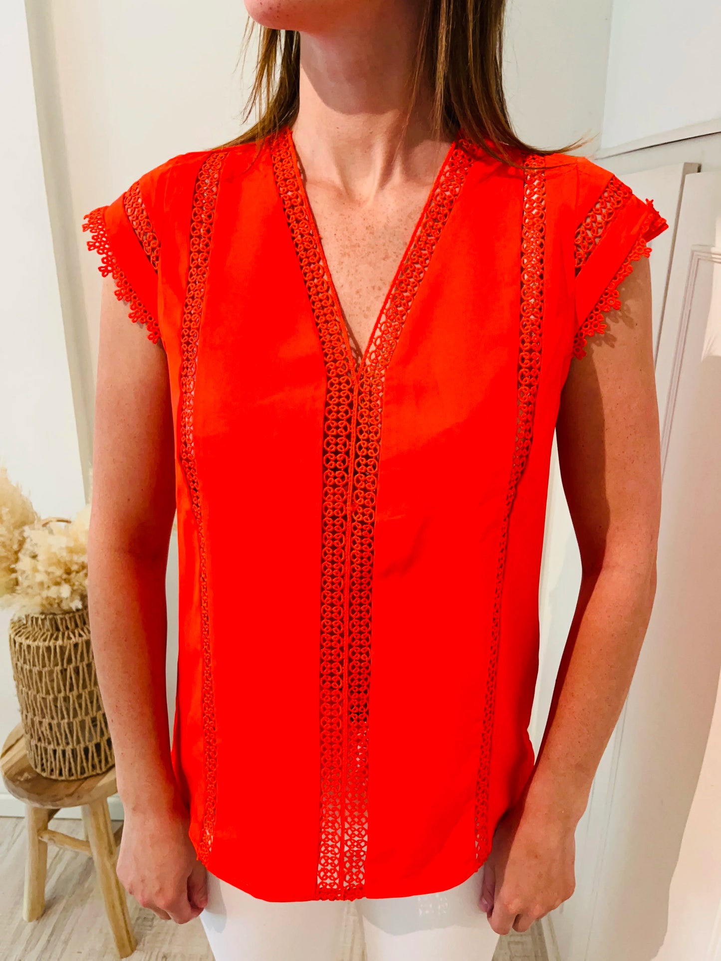Blouse rouge en dentelle guipure
