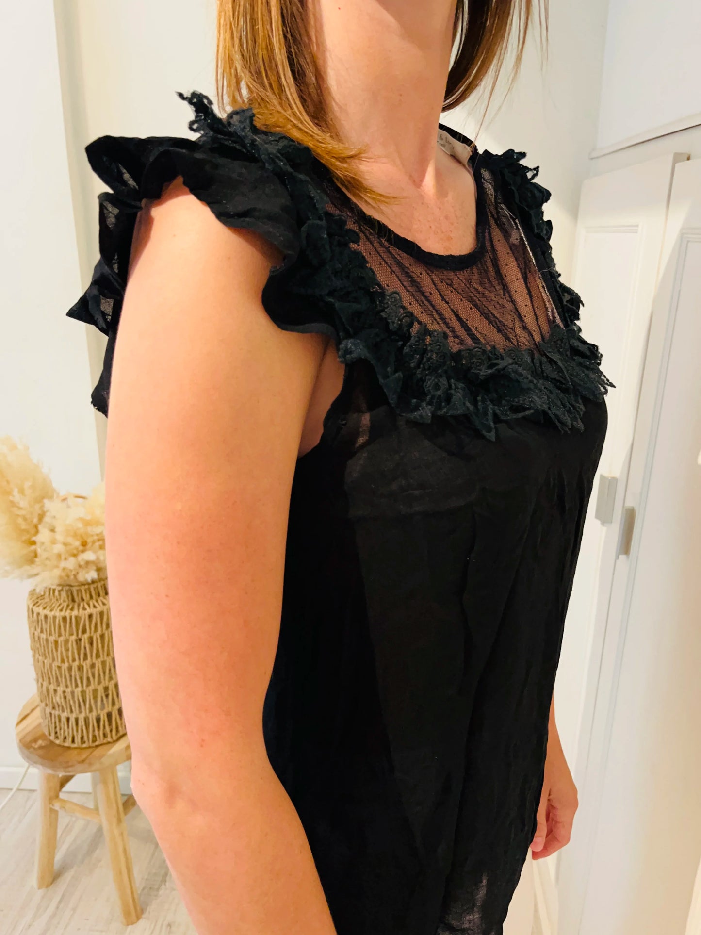 Top noir en tulle brodé