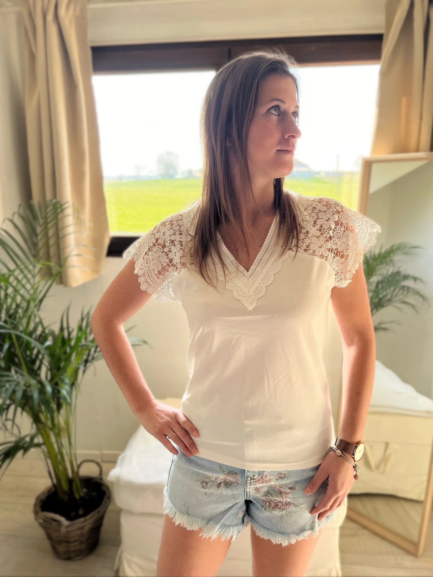 T-shirt col V manches dentelle