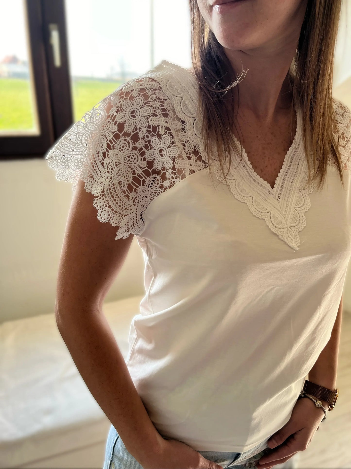 T-shirt col V manches dentelle