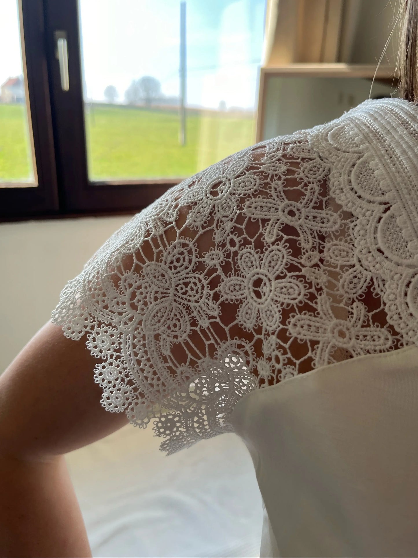 T-shirt col V manches dentelle