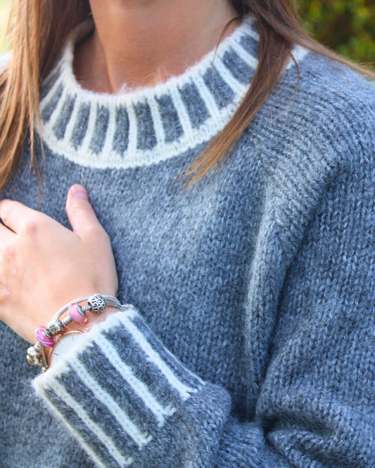 Pull femme bicolore gris et blanc en maille douce, col rond à rayures – Le P’tit Détail