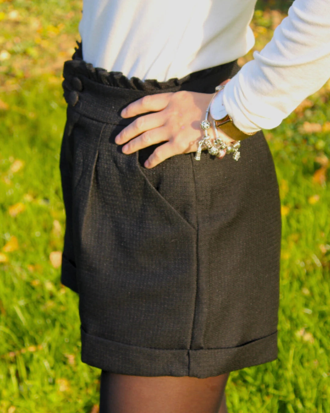 Short femme noir taille haute à revers, avec ceinture volantée et double bouton – Le P’tit Détail