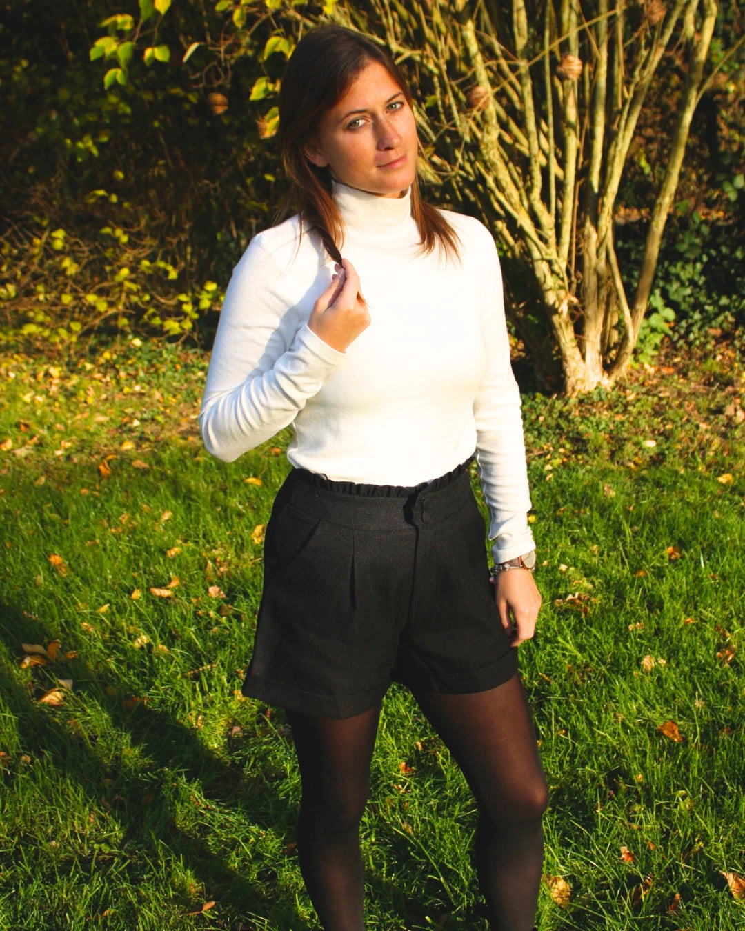 Short femme noir taille haute à revers, avec ceinture volantée et double bouton – Le P’tit Détail