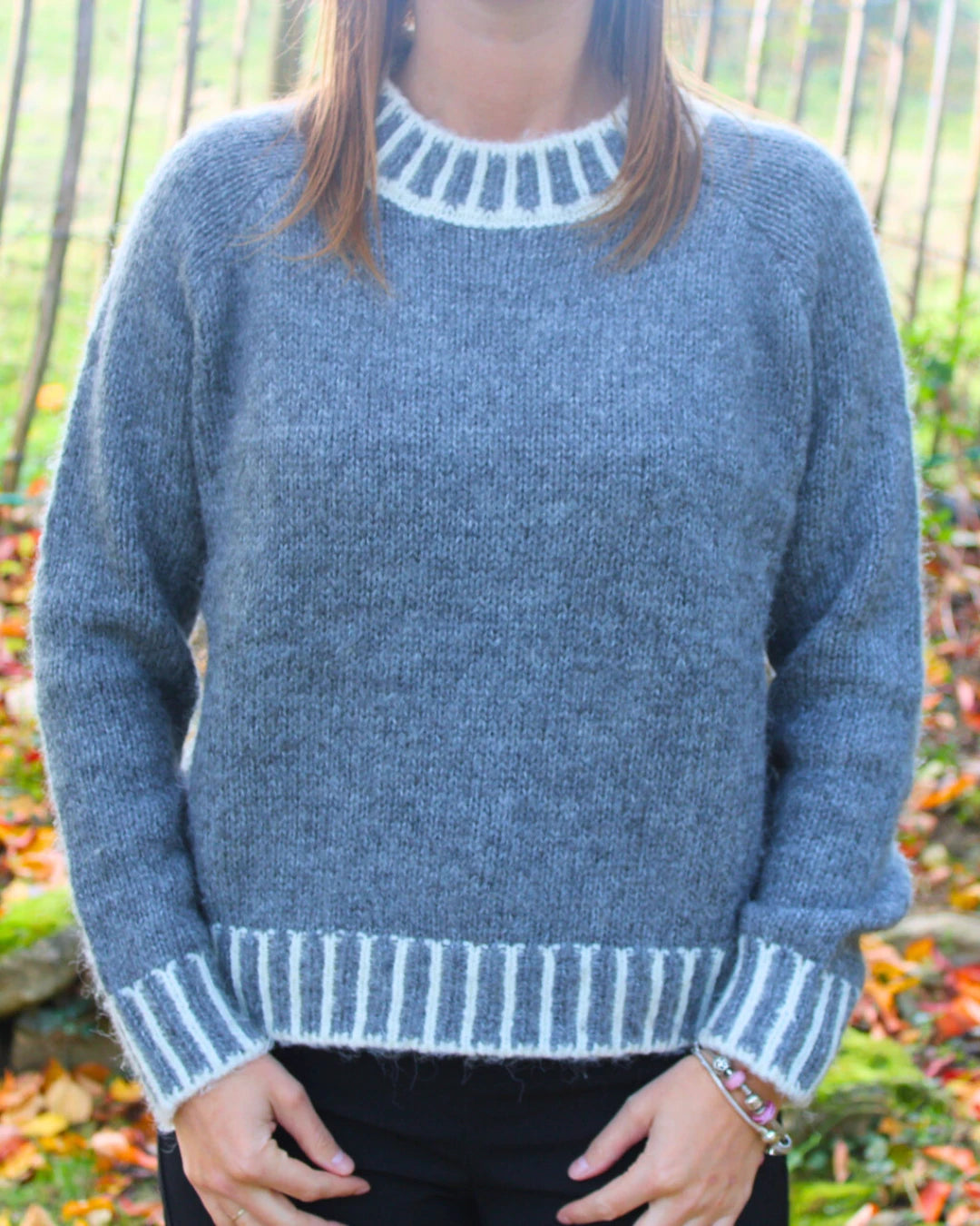 Pull femme bicolore gris et blanc en maille douce, col rond à rayures – Le P’tit Détail