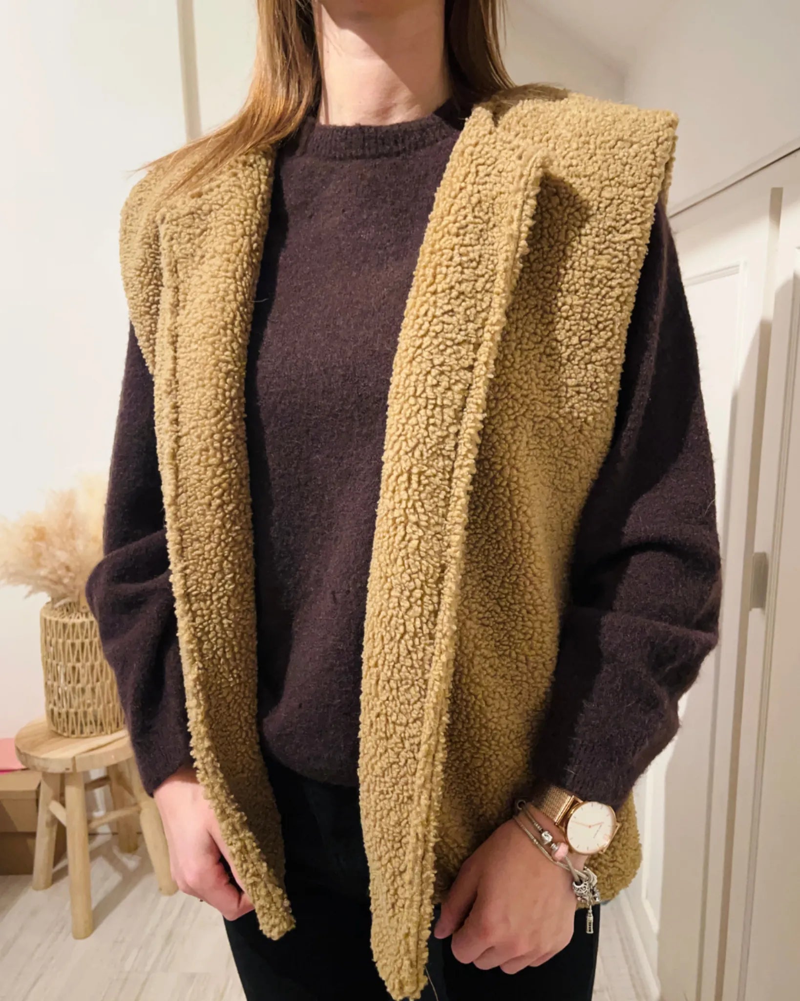 Pull femme en maille marron doux à manches longues avec veste sans manche en moumoute beige – Le P’tit Détail