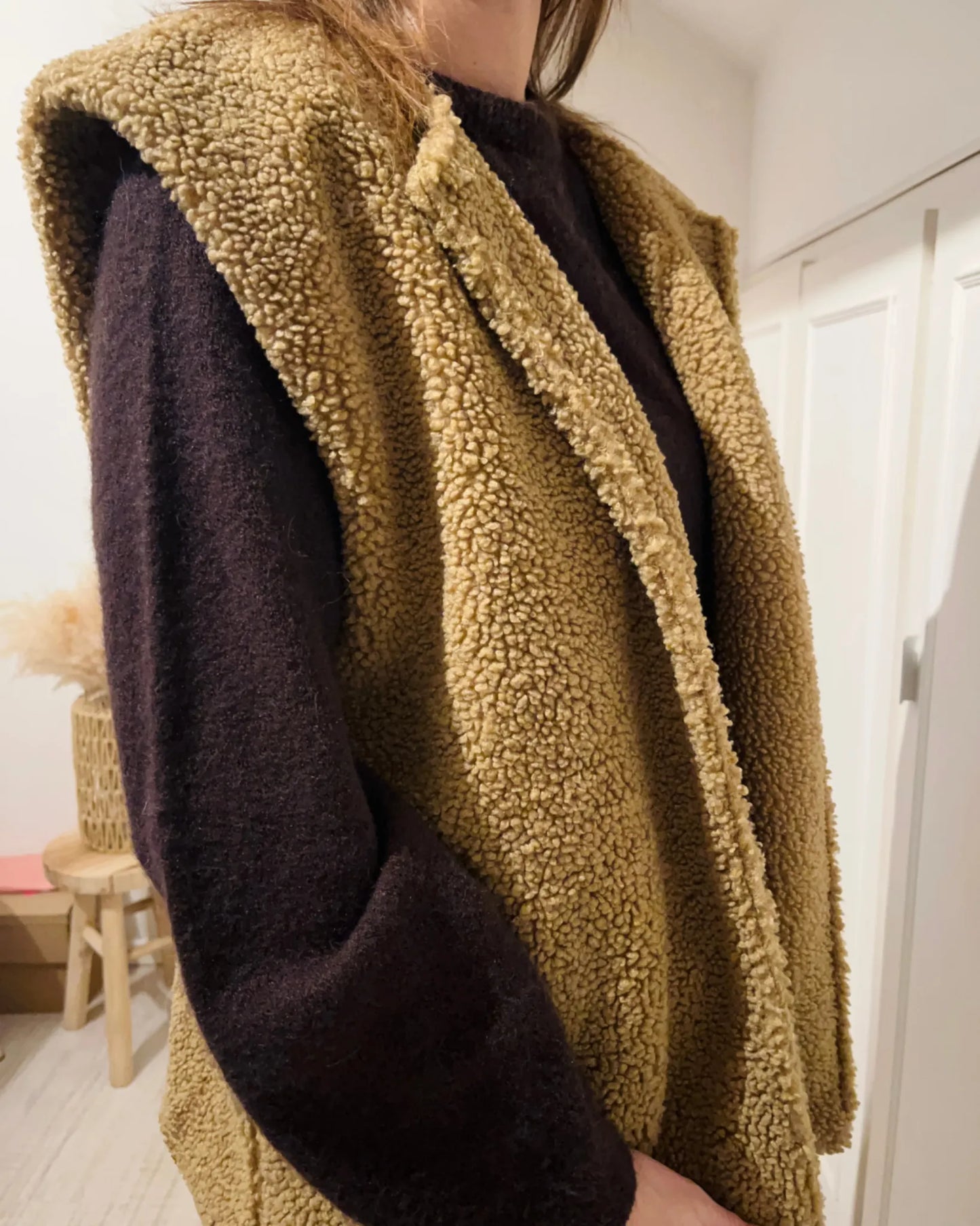 Pull femme en maille marron doux à manches longues avec veste sans manche en moumoute beige – Le P’tit Détail