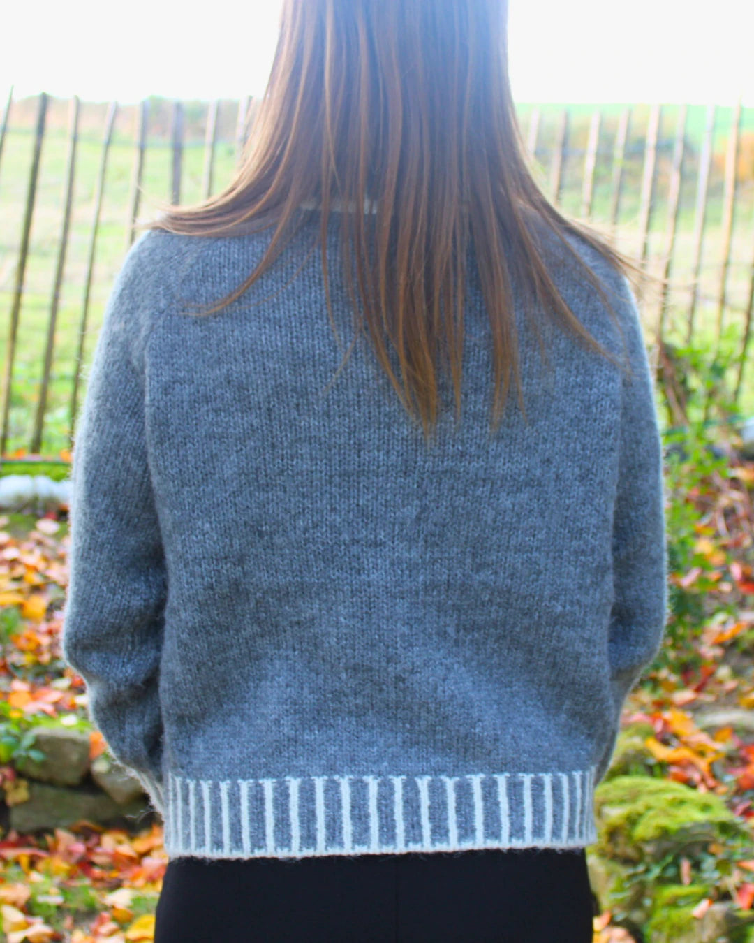 Pull femme bicolore gris et blanc en maille douce, col rond à rayures – Le P’tit Détail