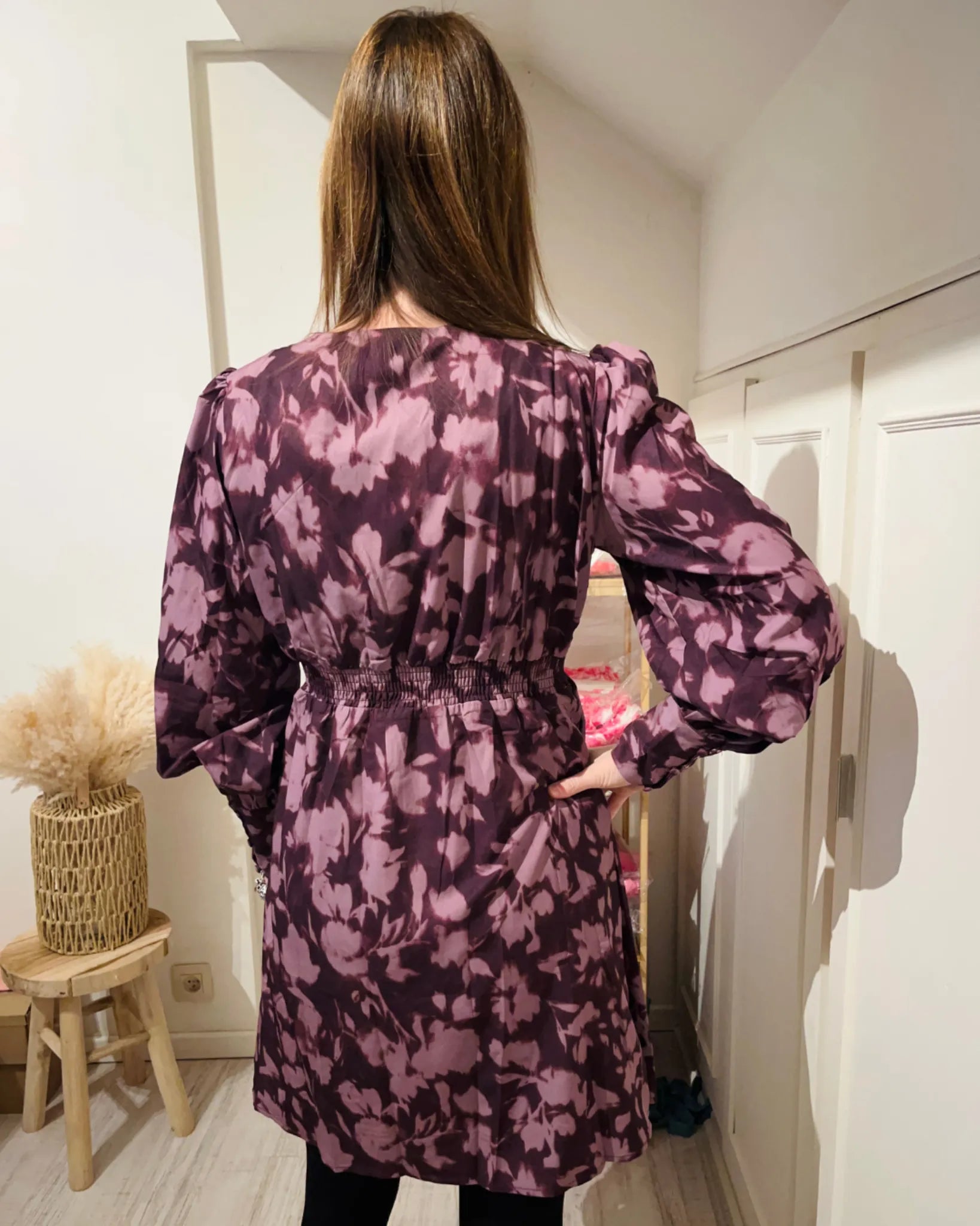 Robe portefeuille courte violette à imprimé floral, manches longues et ceinture à nouer – Le P’tit Détail