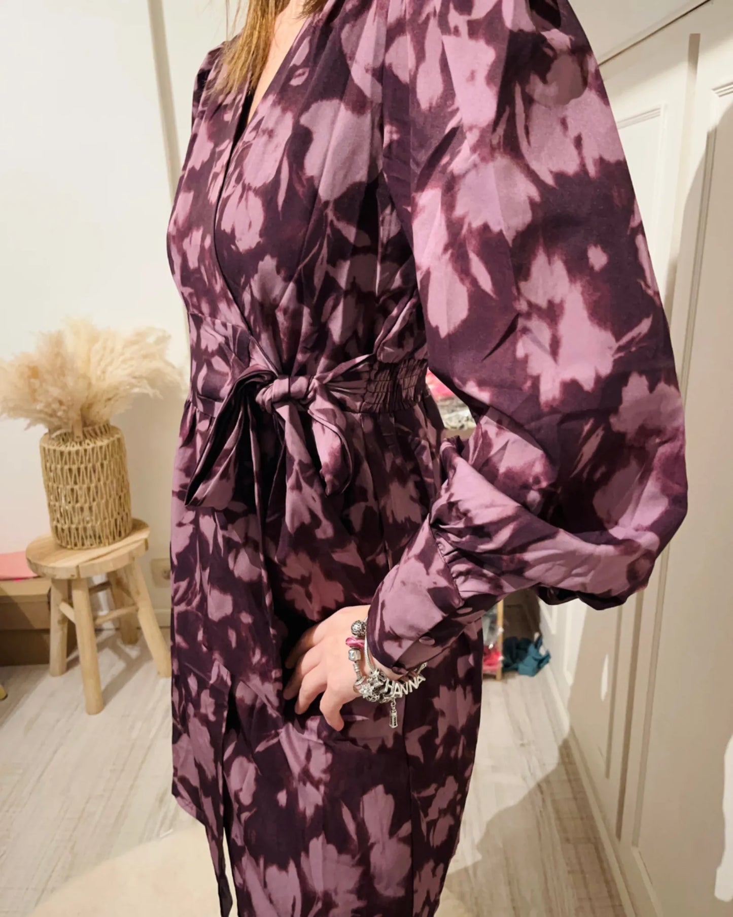 Robe portefeuille courte violette à imprimé floral, manches longues et ceinture à nouer – Le P’tit Détail