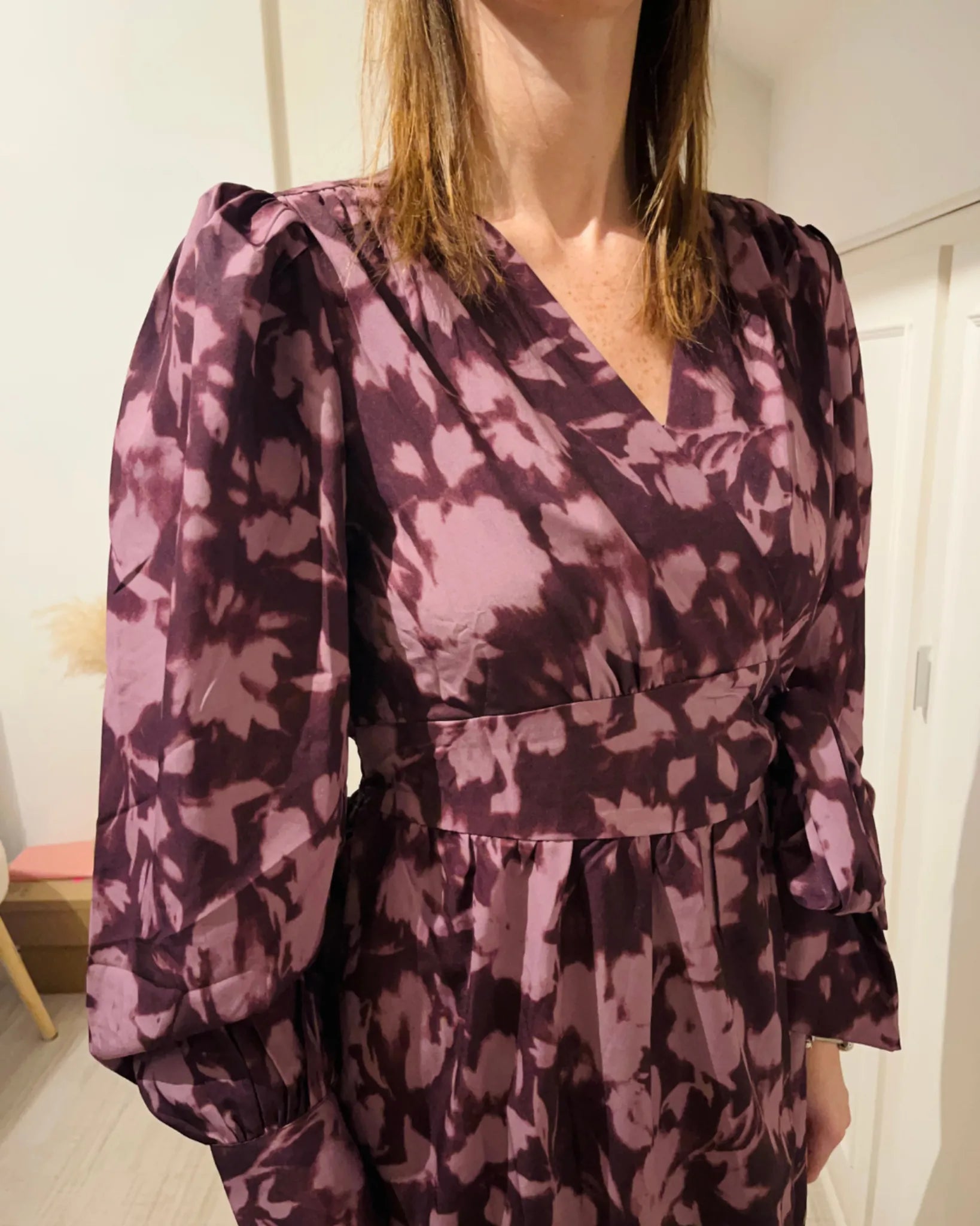 Robe portefeuille courte violette à imprimé floral, manches longues et ceinture à nouer – Le P’tit Détail