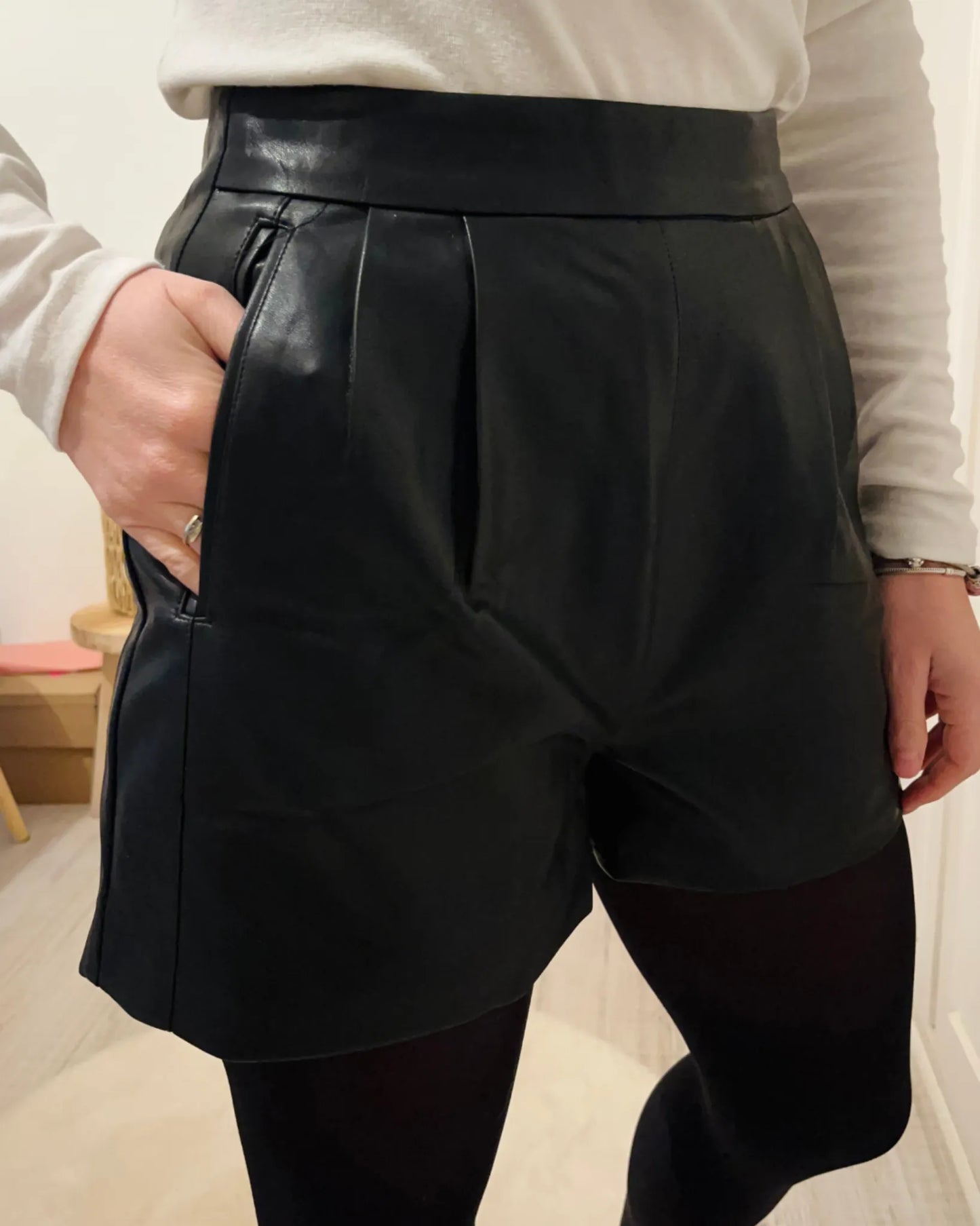 Short femme en simili cuir grainé noir, taille haute avec poches à rabats – Le P’tit Détail