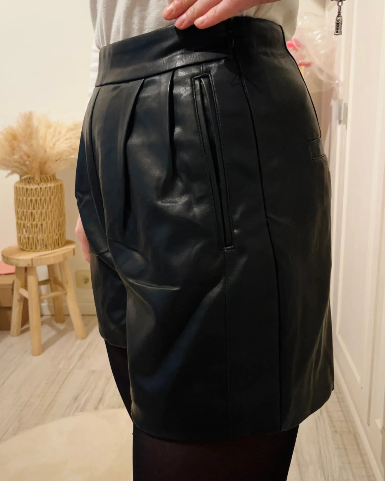 Short femme en simili cuir grainé noir, taille haute avec poches à rabats – Le P’tit Détail