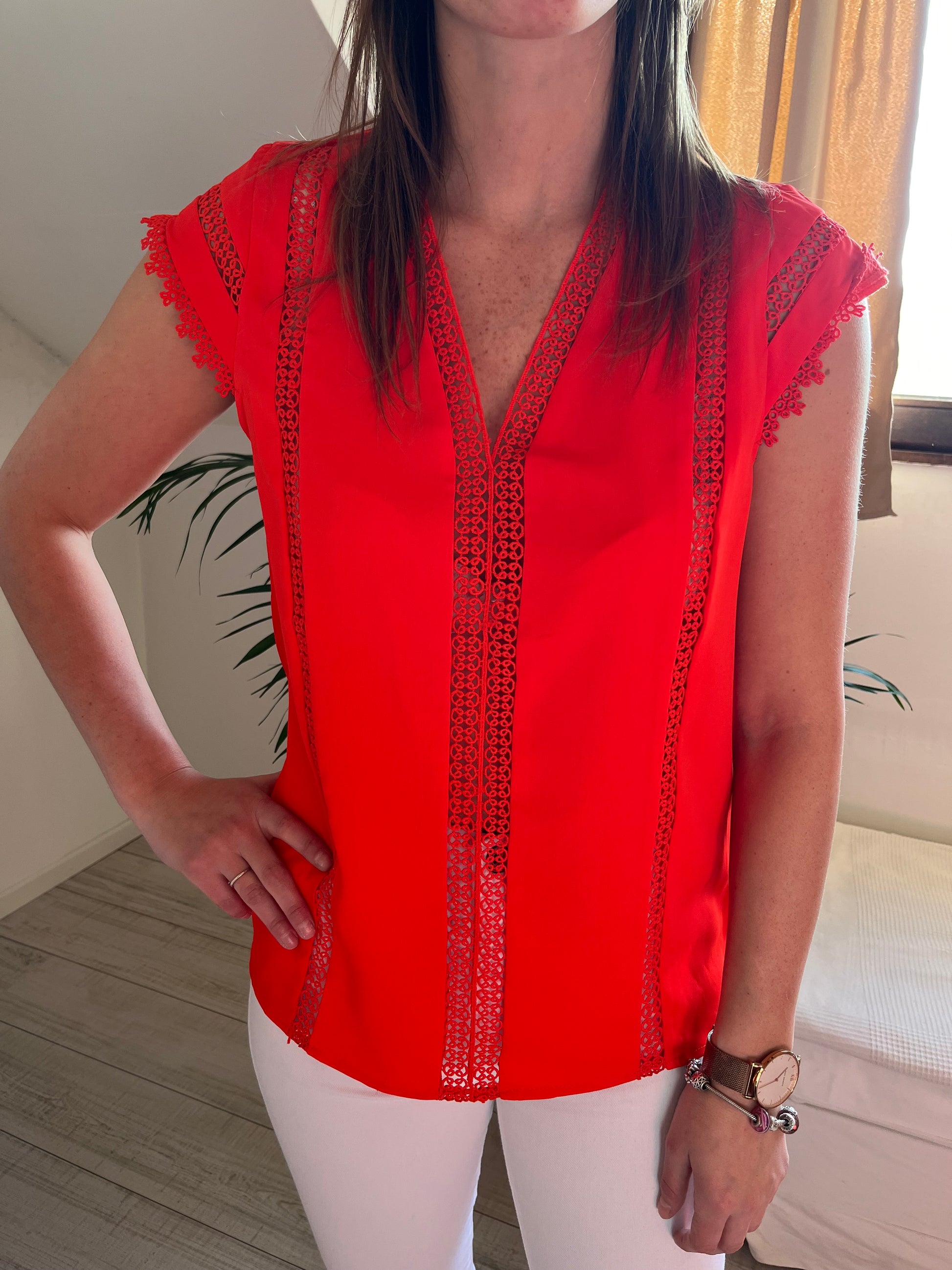 Blouse rouge fluide à dentelle 